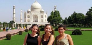 foreigners-visiting-Taj-Mahal