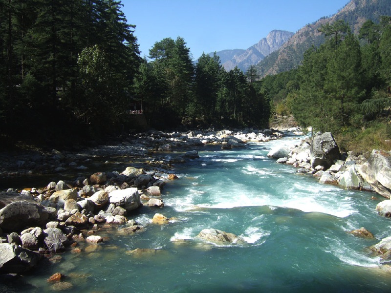 Kasol beautifully combines the serenity of the mountains and the beauty of bubbling river waters