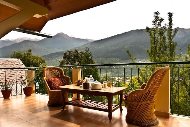 Book a wood cottage in Manali where you can enjoy a romantic dinner with your loved ones.