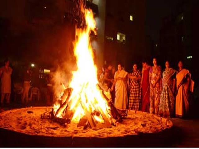Useless, old items of the household are tossed in a bonfire made of wood and cow dung cakes on the first day.