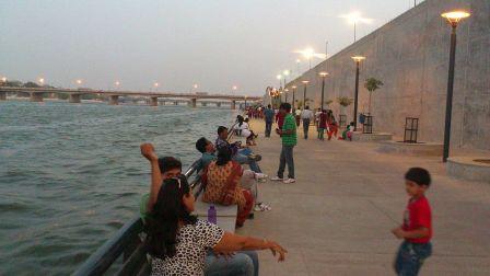 The famous Sabarmati riverfront of Gujarat-- a model for Dravyavati project.