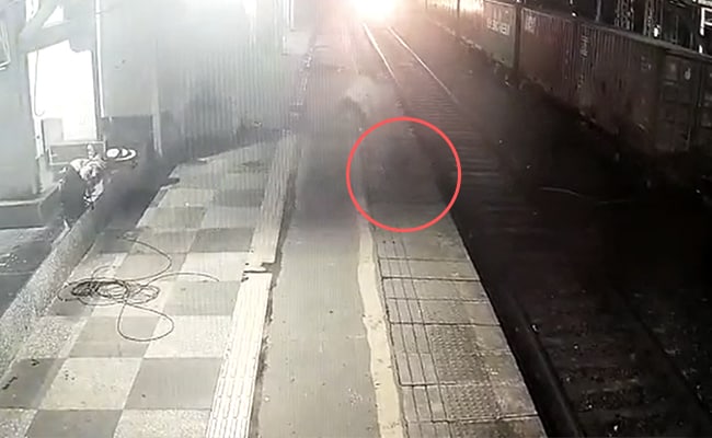 Man throws woman in front of the train